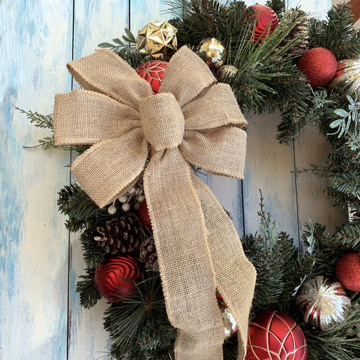 Love the burlap 🎶 ribbon!!  Christmas tree themes, Beautiful
