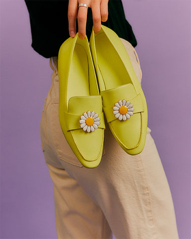 Mocassins jaune citron avec bijou clap marguerite