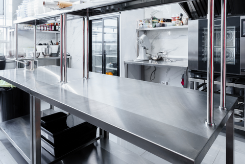 Los 5 equipos de cocina industrial imprescindibles para tu restaurante