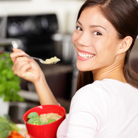 woman eating quinoa