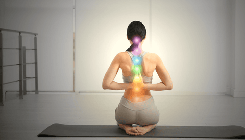 Mujer de espalda con los 7 chakras marcados