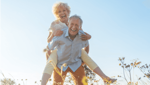 Una pareja de mediana edad feliz