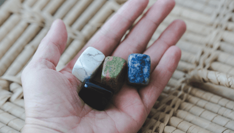 Mano con diferentes tipos de piedras de Jaspe