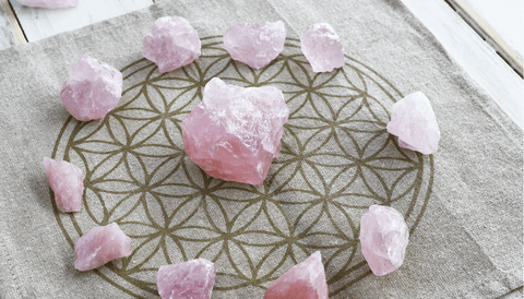 Imagen de varias piedras de cuarzo rosa