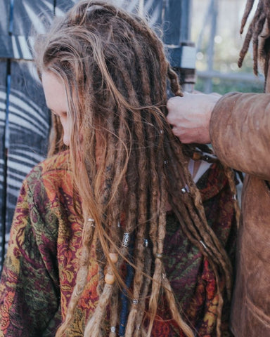 Easy way to interlock locs with a crochet needle -   Crochet needles  for hair, Rasta hair, How to retwist dreads