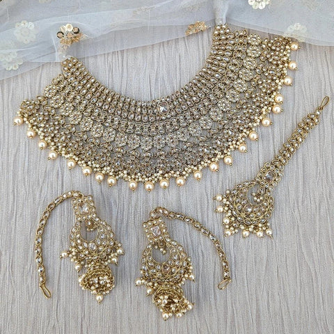 Golden kundan necklace set, perfect for brides. Find the best affordable bridal shops near me to get this stunning accessory.