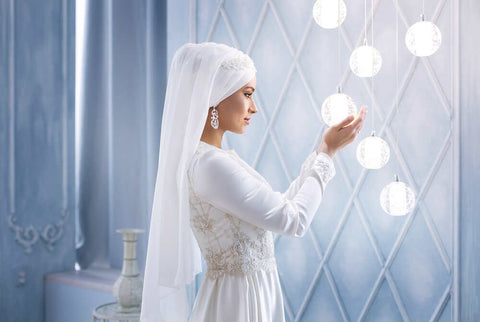 Birmingham bride with light bulb and budget-friendly dress.