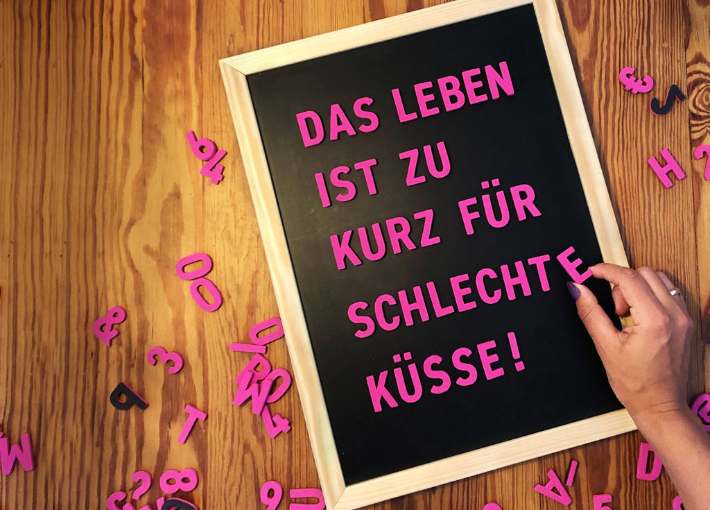 Magnetbuchstaben auf Magnettafel Pink