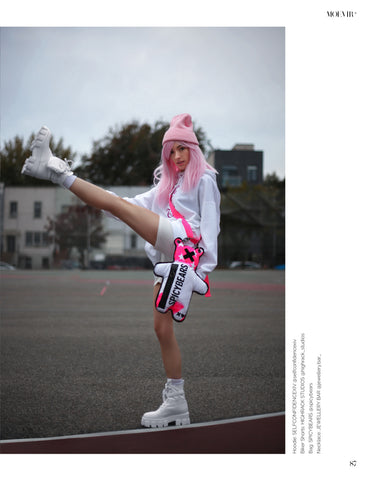 NYC style look. Spicy Bear Bag. White and neon pink. Moevir Magazine