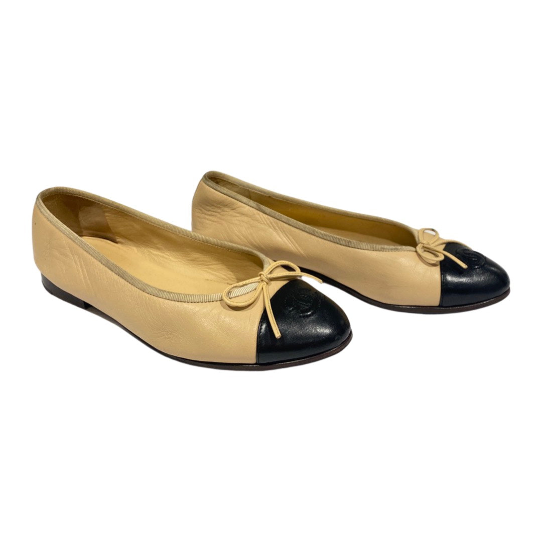 CHANEL beige and black leather ballet flats – Loop Generation