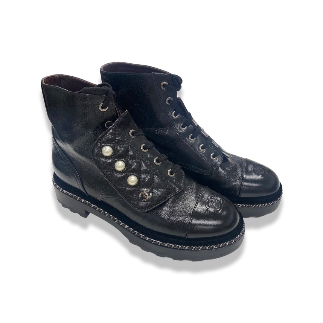 Chanel 2017 Black Calfskin Leather Pearl and Chainlink Combat Boots Sz 39  NIB For Sale at 1stDibs  chanel pearl combat boots chanel combat boots  with pearls chanel pearl boots