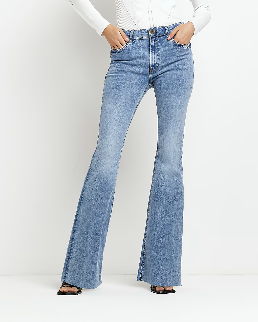 BLUE MID RISE FLARED JEANS