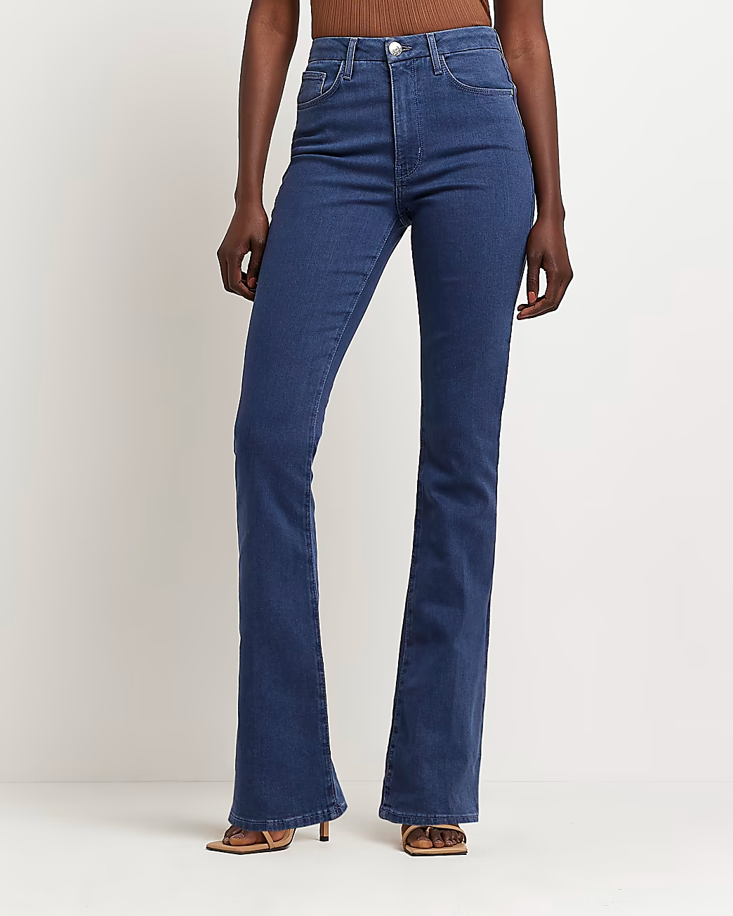 BLUE MID RISE FLARED JEANS