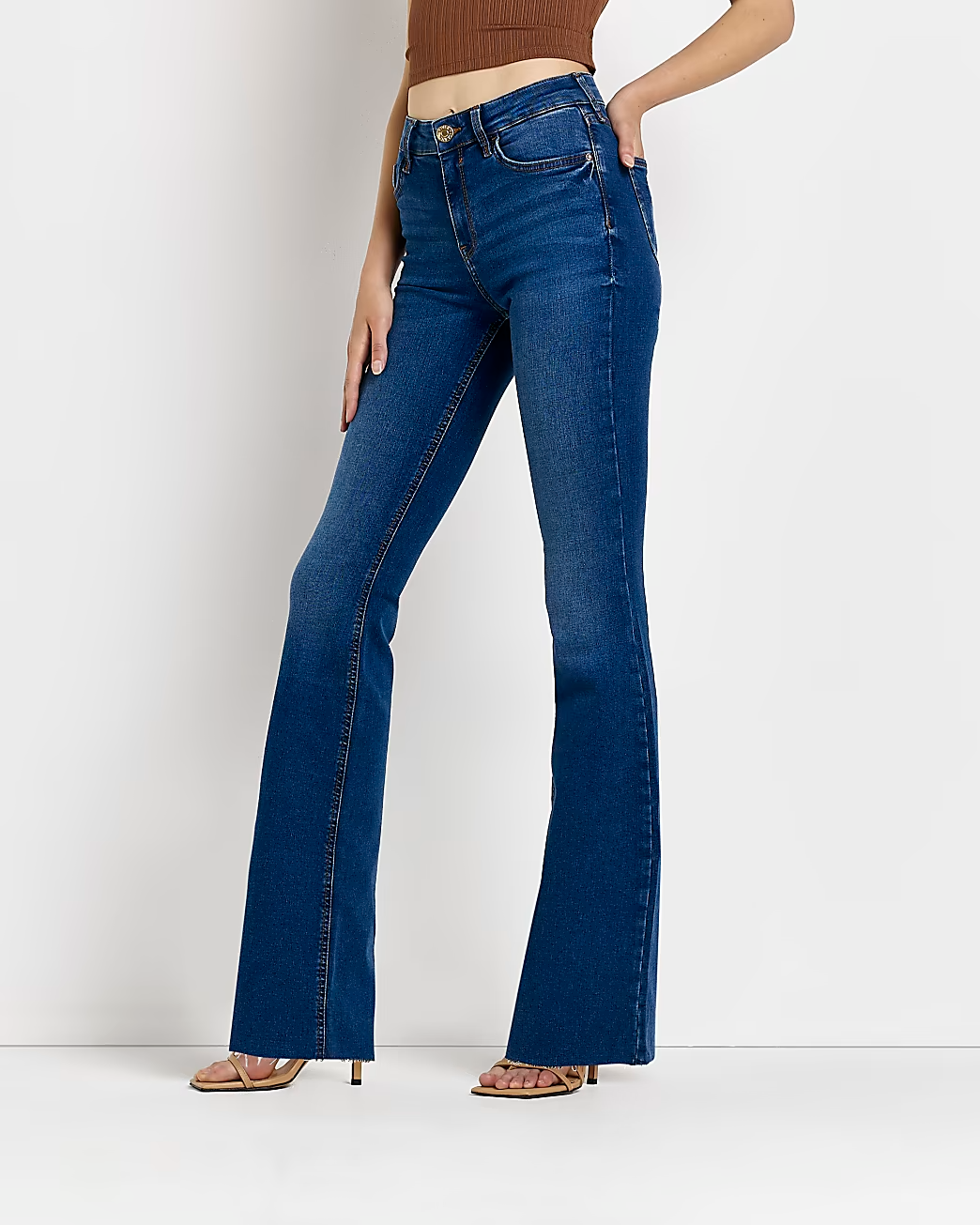 BLUE MID RISE FLARED JEANS