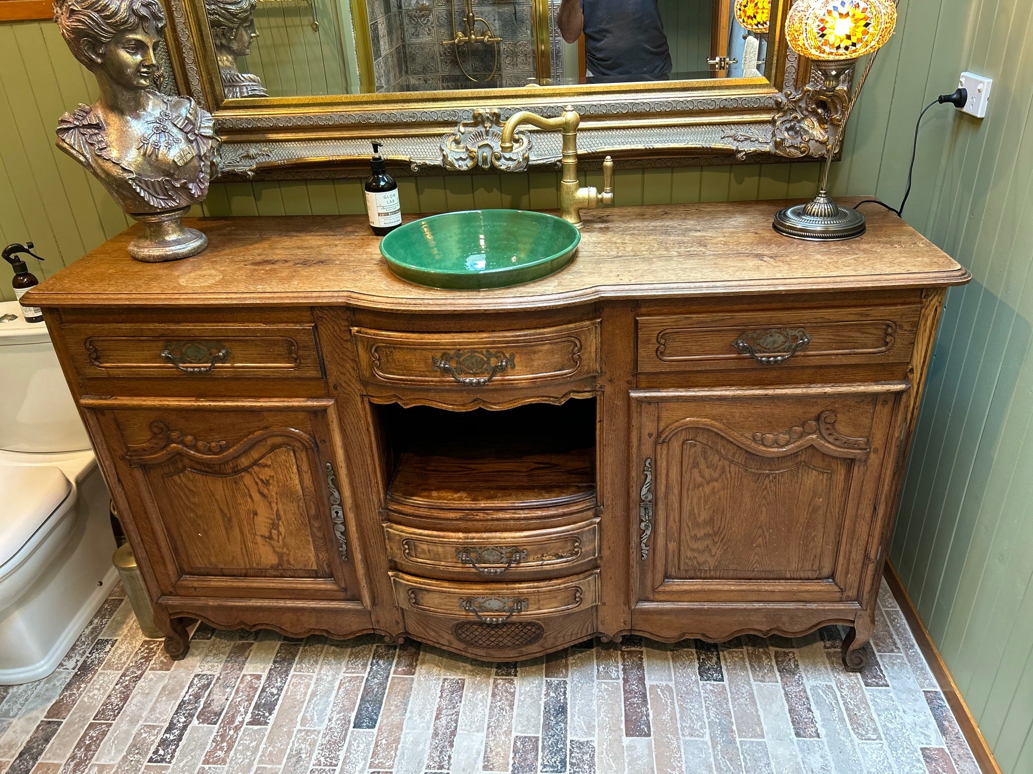 Green bathroom sink