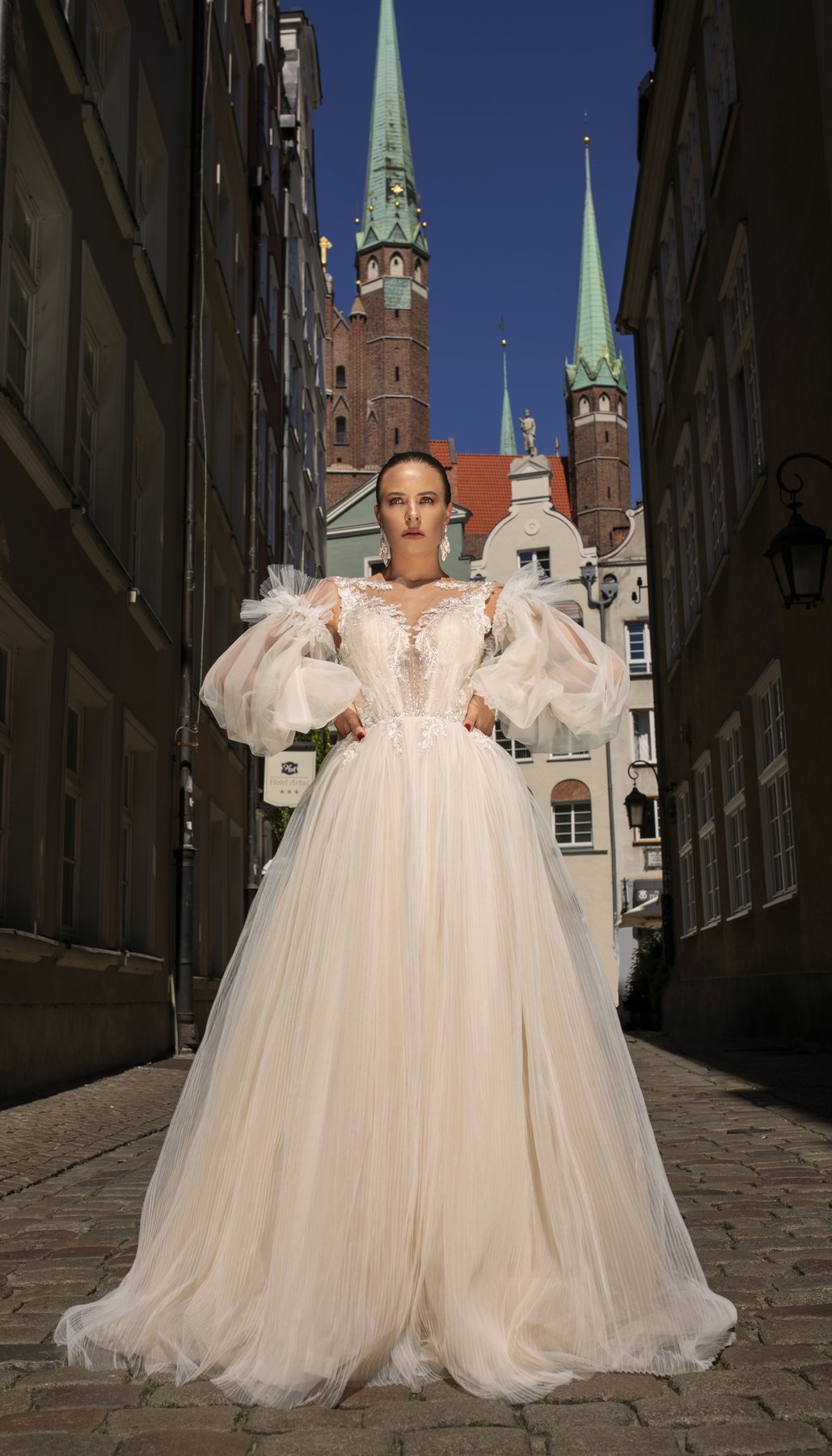 AVELINE - MODERN BALL GOWN WITH DETACHABLE PUFF SLEEVES