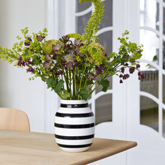 klasična črno bela Kahler Omaggio črtasta vaza v skandinavskem interierju