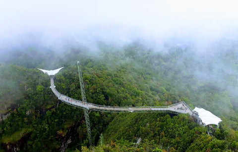 Pandangan dari atas suasana di Sky Bridge Langkawi yang di kelilingi hutan hujan tropika di pulau ini.