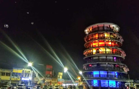 Beginilah pemandangan yang cantik waktu malam di penuhi dengan lampu berwarna-warni yang boleh anda lihat di Menara Condong Teluk Intan. 