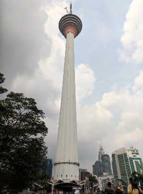 Menara Kuala Lumpur berdiri teguh di tengah-tengah hutan hujan Bukit Nanas.