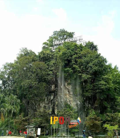 Dibawah papan tanda Taman Rekreasi Gunung Lang ini terdapat air terjun buatan yang agak tinggi dan menjadi salah satu tempat menarik di Perak untuk di lawati dengan santai-santai.