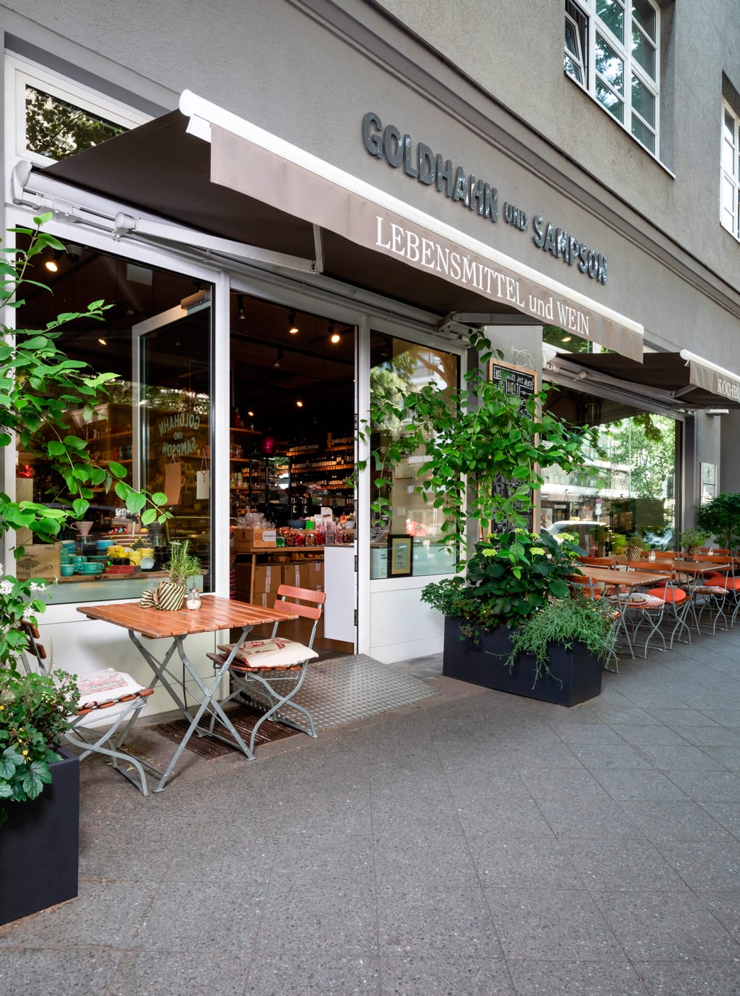 Goldhahn und Sampson ein echtes Herzensprojekt am Helmholtzplatz in Berlin Prenzlauer Berg, ist mittlerweile eine Institution der Berliner Food-Szene. Das Konzept, ein Mix aus modernem Lebensmittelladen, Wein- und Kochbuchhandlung, Café und Kochschule