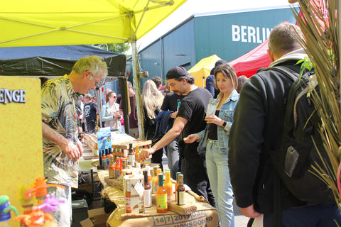 Marie Sharp's Stand zum Saucen probieren