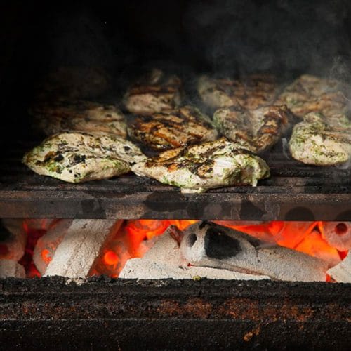 Holzofengrill mit Fleisch