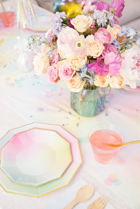 Holographic Reception Table | 6 Ideas for an Iridescent Wedding | My Wedding Favors