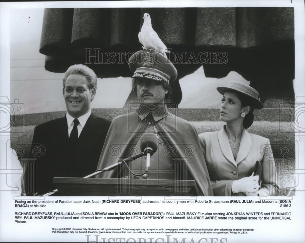 19 Press Photo Richard Dreyfuss Raul Julia Sonia Braga In Moon Ov Historic Images