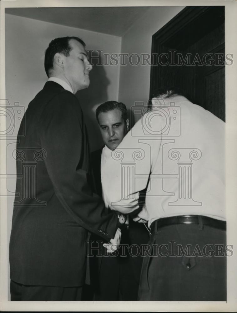 1955 Press Photo Dr Sam Sheppard as Bill Elko Takes Off Cuffs Prior to ...