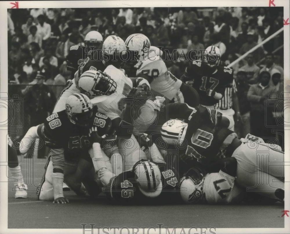 1985 Press Photo Football Pileup In Alabama State Alabama Am Football Game