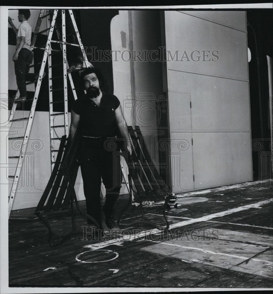 1963 Press Photo Bradeis Forum Theatre Company Member Paul Smith Setting Up