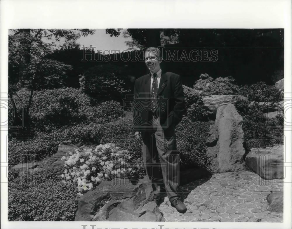 1990 Press Photo Gary Bukoonik In Cleveland Garden Center