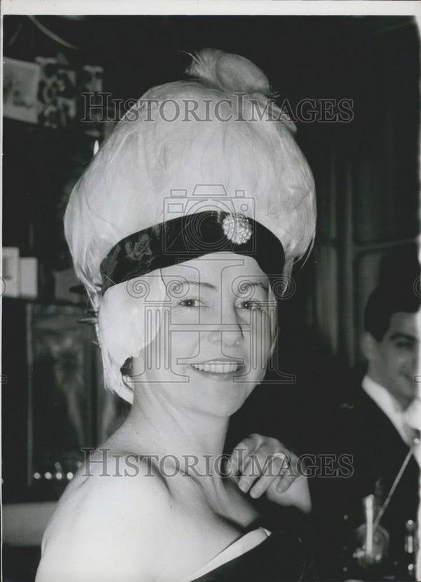 1958 Press Photo Socialites Prepare For New Year Party At Helene Corde Historic Images 3183