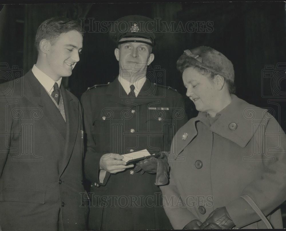 Press Photo O B E For Police Training Commandant A Mr Frederick Whi Historic Images