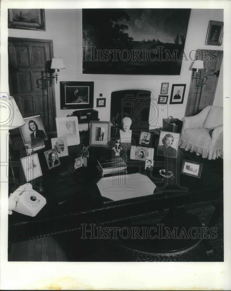 1974 Press Photo Chartwell Desk Shows Photos Sir Winston Churchill