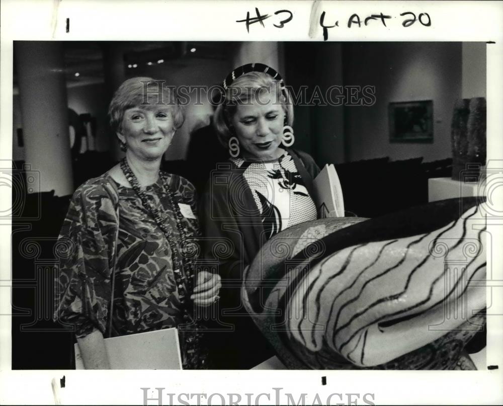 1991 Press Photo Diane Halpern and Dinny Bell at the art on the black ...