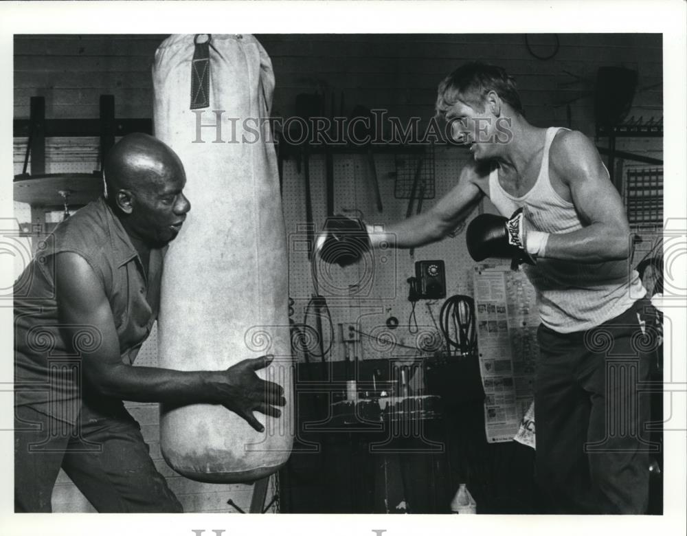 1976 Press Photo Julius Harris And Nick Nolte In Rich Man Poor Man Pa Historic Images