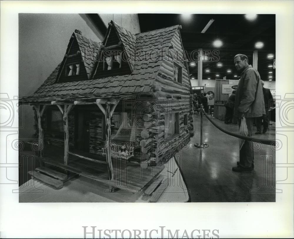 1990 Press Photo Doll Houses On Display At Spokane Home And Garden
