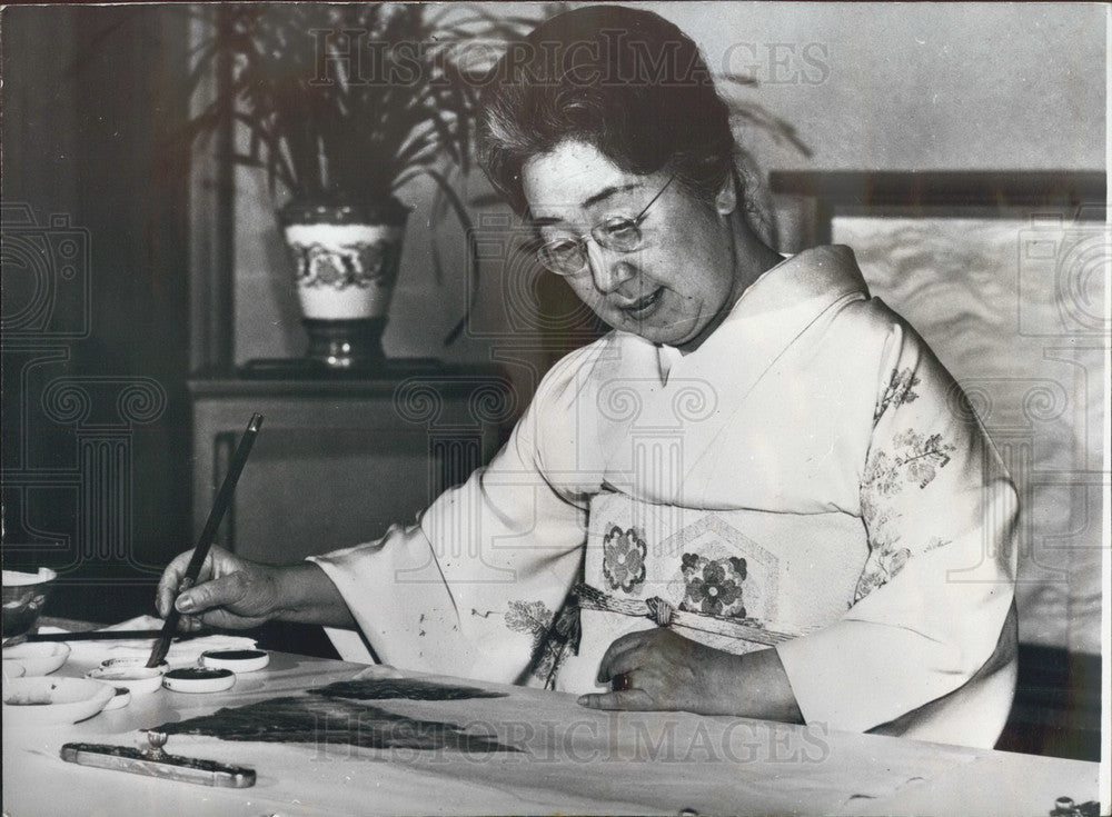 1973 Empress Nagako Of Japan Painting A Seascape With Water Colours ...