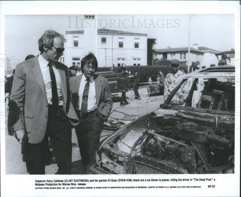 1988 Press Photo The Dead Pool Film Clint Eastwood Evan Kim Inspect Exploded Car - Historic Images
