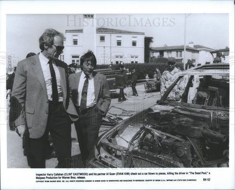 1988 Press Photo The Dead Pool Film Evan Kim Clint Eastwood Inspect Burnt Car - Historic Images