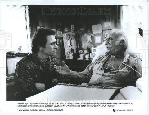 1986 Press Photo Keenan Wynn, Tommy Lee Jones in "Black Moon Rising" - Historic Images