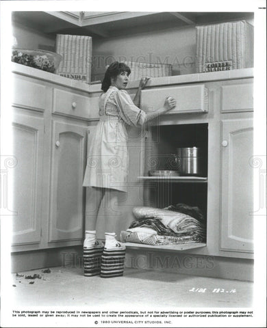 1980 Press Photo The Incredible Shrinking Woman Film Lily Tomlin Kitchen Scene - Historic Images