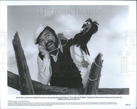 1982 Press Photo Dom Deluise with Jeremy the Crow in "The Secret of NIMH" - Historic Images