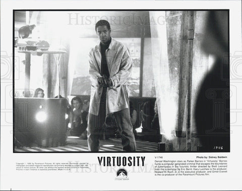 1995 Press Photo Denzel Washington as Parker Barnes in the movie Virtuosity - Historic Images