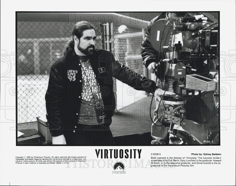 1995 Press Photo Director Brett Leonard directing the movie Virtuosity - Historic Images