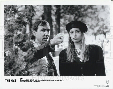 1988 Press Photo Director Pen Densham & Joanna Pacula on set "The Kiss" - Historic Images