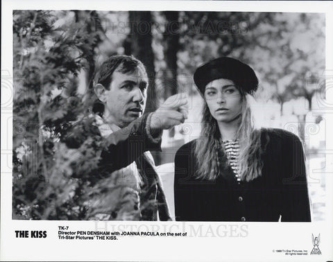 1988 Press Photo Director Pen Densham and Joanna Pacula "The Kiss" - Historic Images